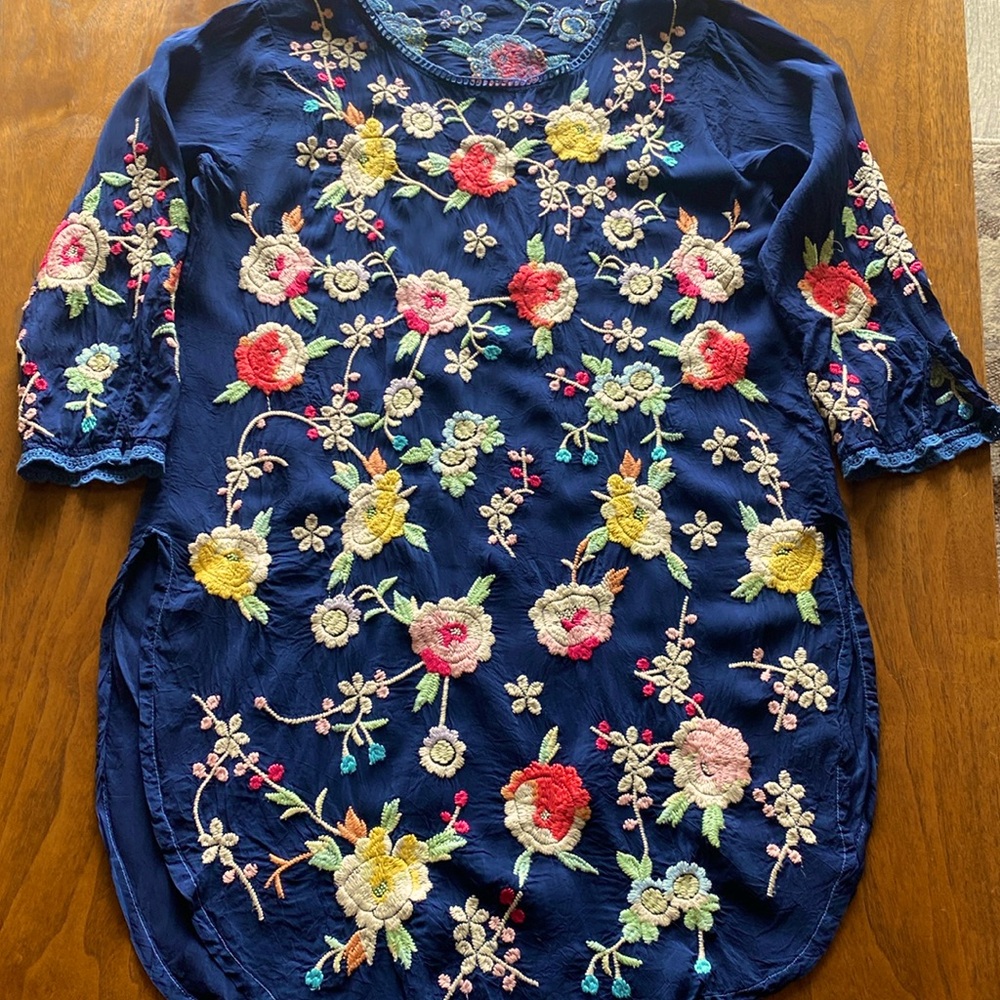 Johnny Was extra small tunic multicolored embroidered flowers on navy blue